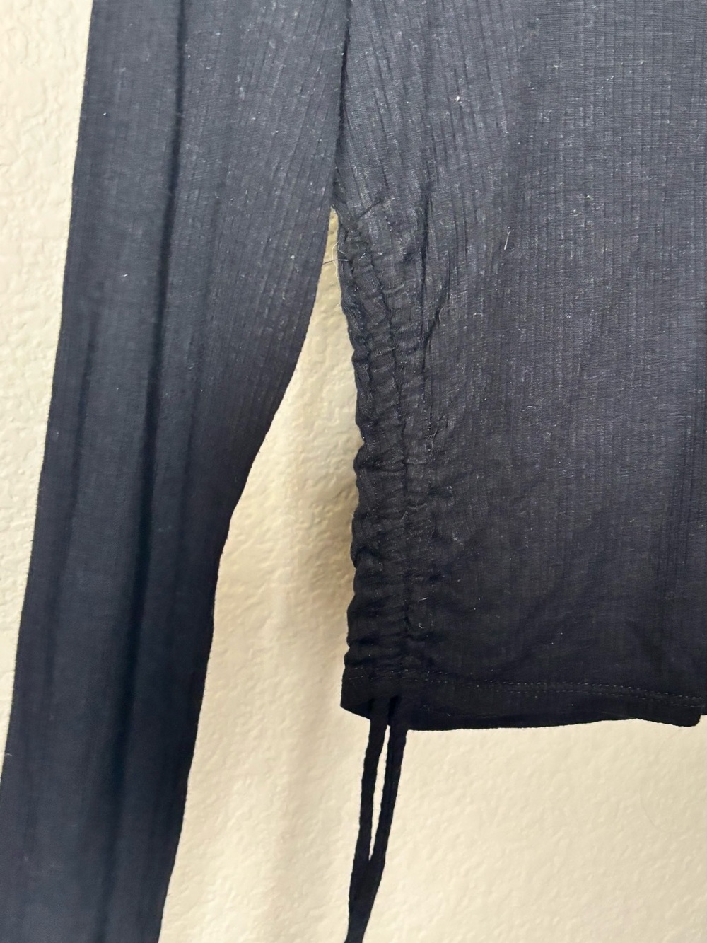 Sky and Sparrow Black Long-Sleeve Cinch-Side Crop Tee - Picture 2 of 4